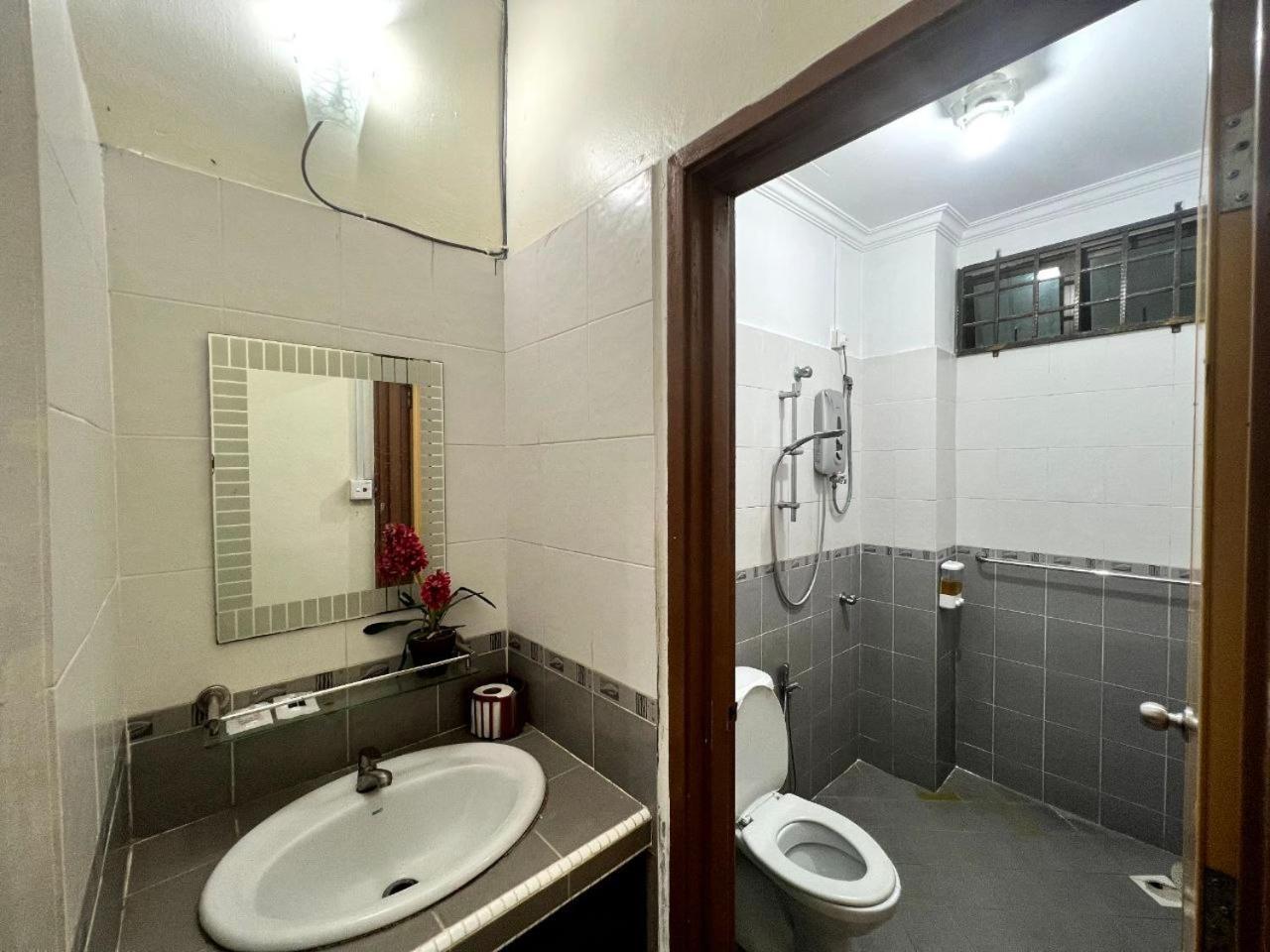 Yb Guest House 4 Bilik 5 Katil Chukai Luaran gambar