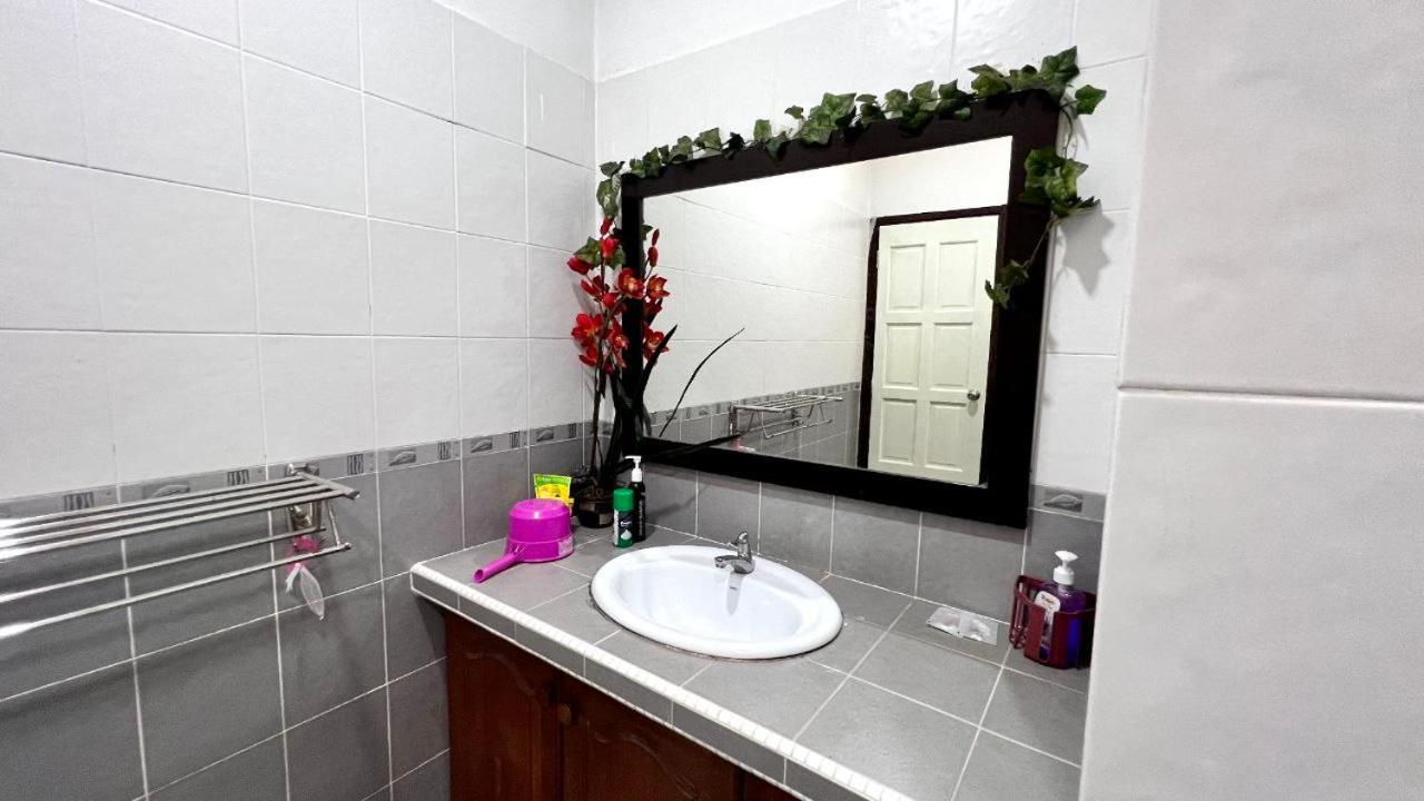 Yb Guest House 4 Bilik 5 Katil Chukai Luaran gambar